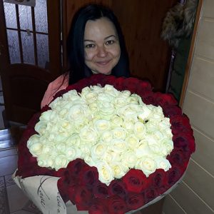 букет зі 101 червоної та білої троянди у Самборі фото