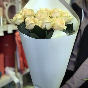 11 кремових троянд у Самборі фото