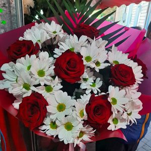 білі хризантеми та червоні троянди в Самборі фото
