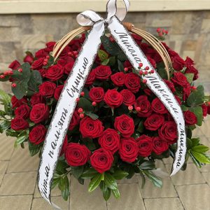 великий кошик червоних троянд на похорон у Самборі фото