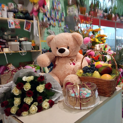 квіти, торт, фрукти та ведмедик іграшка фото