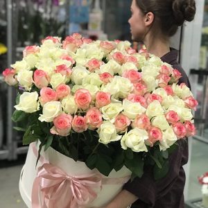 101 біла та рожева троянда в капелюшныій коробці Самбір фото